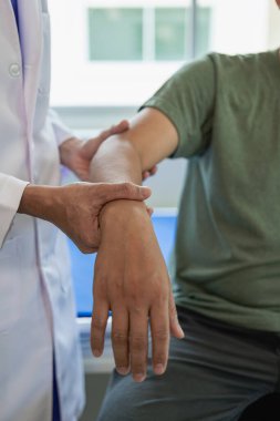 Fizik tedavi, rehabilitasyon, medikal fizyoterapi, erkek hastalar ve yaralı tembel hayvanların tedavisi, osteoporoz ve kas iltihabı rehabilitasyonu. Portre Resmi