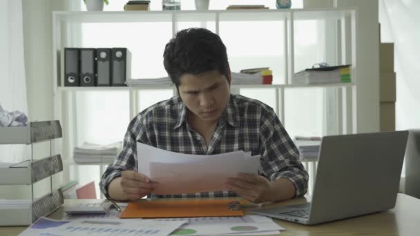 Stressé Jeune Homme Asiatique Gérer Les Factures Financières Les Cartes — Video