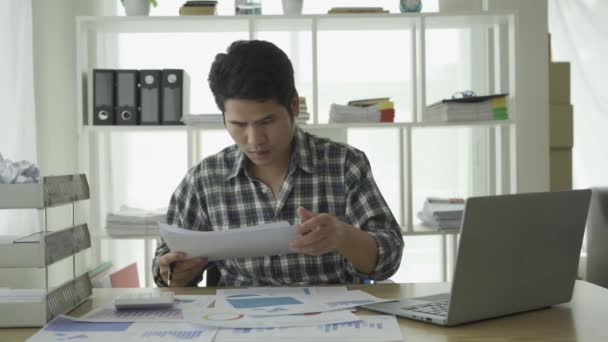 Азіатський Молодий Чоловік Схвильований Успішним Бізнесом Молодий Бізнесмен Використовує Комп — стокове відео
