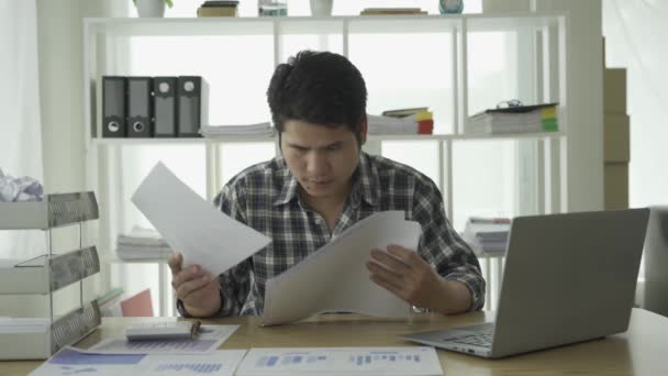 Asyalı Genç Adam Başarılı Bir Için Heyecanlıydı Genç Işadamı Ofiste — Stok video