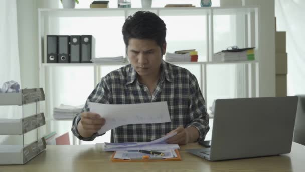 Молодий Азіатський Бізнесмен Який Працює Вдома Обчислюючи Дані Фінансового Графу — стокове відео