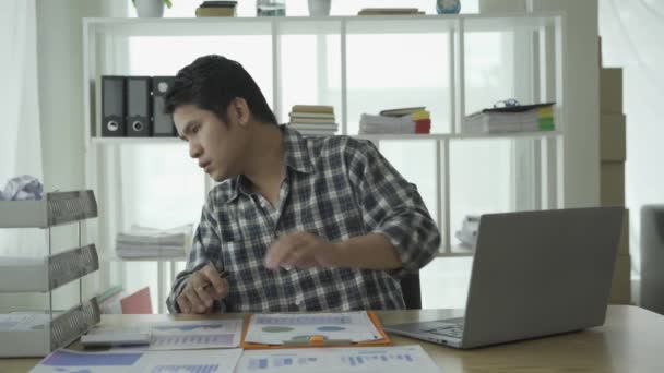 Jonge Aziatische Zakenman Thuis Werken Berekenen Financiële Grafiek Gegevens Laptop — Stockvideo