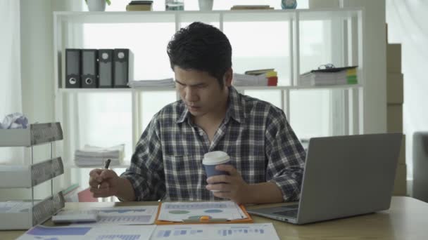 Ung Asiatisk Affärsman Arbetar Hemma Beräkna Finansiella Diagram Uppgifter Bärbar — Stockvideo