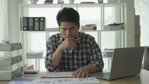 Evde Çalışan Asyalı Genç Işadamı Dizüstü Bilgisayardaki Mali Grafik Verilerini — Stok video