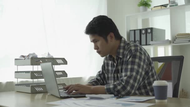 Młody Azjatycki Biznesmen Pracujący Domu Obliczając Dane Wykresów Finansowych Laptopie — Wideo stockowe
