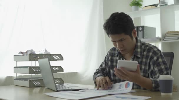 Joven Hombre Negocios Asiático Que Trabaja Casa Cálculo Datos Gráficos — Vídeos de Stock