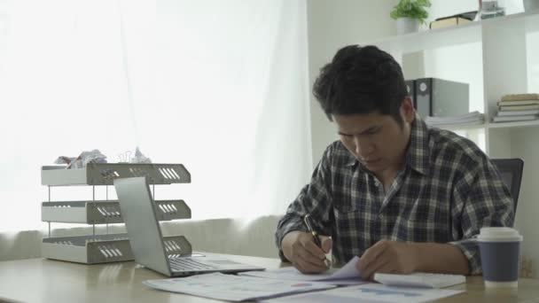 Молодой Азиатский Бизнесмен Работающий Дому Рассчитывает Данные Финансового Графика Ноутбуке — стоковое видео