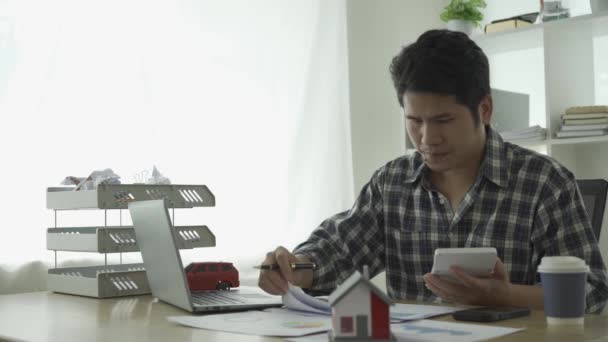Jeune Homme Affaires Asiatique Travaillant Maison Calculant Les Données Des — Video
