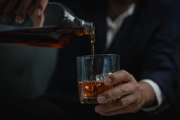 Alkoholizm Uzależnienie Alkoholu Pomysły Ludzi Alkoholik Piersiówką Picie Whisky Domu — Zdjęcie stockowe