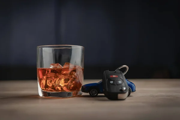Κλειδιά Αυτοκινήτου Και Ένα Ποτήρι Αλκοόλ Κλειδιά Αυτοκινήτου Στο Τραπέζι Εικόνα Αρχείου