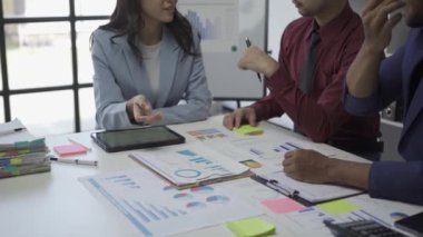 İş konferansı odasında turta grafikleri, istatistik tableti ve dizüstü bilgisayarla belgeleri paylaşan insanlar beyin fırtınası projesinde birlikte çalışıyor işbirliği yapıyor ve takım olarak çalışıyor.