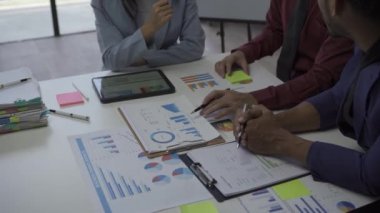 İş konferansı odasında turta grafikleri, istatistik tableti ve dizüstü bilgisayarla belgeleri paylaşan insanlar beyin fırtınası projesinde birlikte çalışıyor işbirliği yapıyor ve takım olarak çalışıyor.