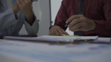 İş konferansı odasında turta grafikleri, istatistik tableti ve dizüstü bilgisayarla belgeleri paylaşan insanlar beyin fırtınası projesinde birlikte çalışıyor işbirliği yapıyor ve takım olarak çalışıyor.