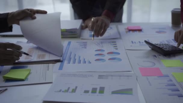 통계와 문서를 사람들과 비즈니스 회의실 태블릿 노트북 프로젝트 브레인 스토밍 — 비디오