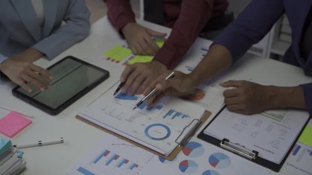 Üzleti Konferencia Terem Emberekkel Dokumentumok Megosztása Pite Diagramok Statisztikák Tablet — Stock videók