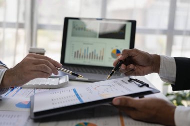 Girişim şirketi Beyin Fırtınası ve iş stratejisi yönetim fikirlerinin finansal veri analizi ve grafikleri hakkında ortaklaşa tartışmaları özetleyen bir satış ekibi toplantısı