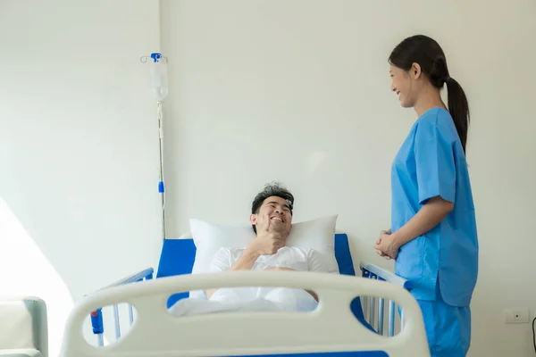 Azjatycki Mężczyzna Leży Łóżku Podczas Gdy Lekarz Bada Pyta Chorobę — Zdjęcie stockowe
