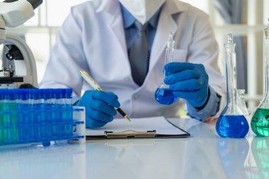 Teknolojiyi kullanan bilim adamı veya doktor mikrofiber, mikrobiyoloji, tıp, sağlık, ilaç imalatı, laboratuvar, kimya bilimi odası üzerine araştırma yapıyor. Yakın plan resimler.