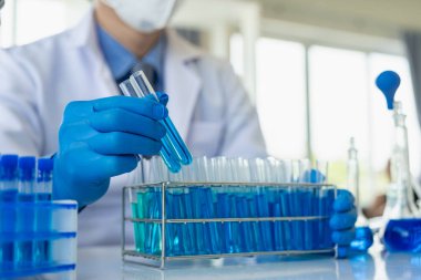 Teknolojiyi kullanan bilim adamı veya doktor mikrofiber, mikrobiyoloji, tıp, sağlık, ilaç imalatı, laboratuvar, kimya bilimi odası üzerine araştırma yapıyor. Yakın plan resimler.