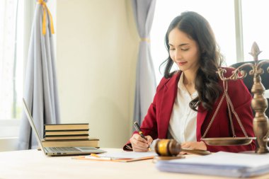 Ofiste ya da mahkemede çalışan kadın avukat Asya 'nın adalet terazisindeki başarılı genç bayanların vaatlerini kontrol et. yasal danışmanlık