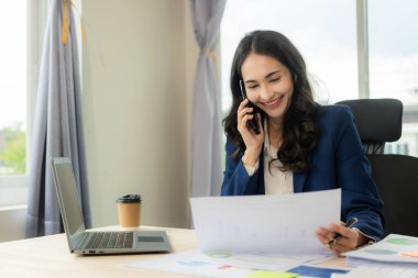 Asyalı iş kadını ofisi, ofis masası, vergiler, raporlar, muhasebe, istatistik ve analitik araştırma kavramları üzerinde Finansal veri tablosuyla çalışıyor. Modern ofiste.