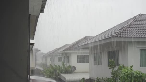 雨は高層ビルのアパートの窓に落ちています 大都市生活における雨と暗黒と嵐の日々 雨が降るタイの風景 家の窓から撮影したビデオ — ストック動画