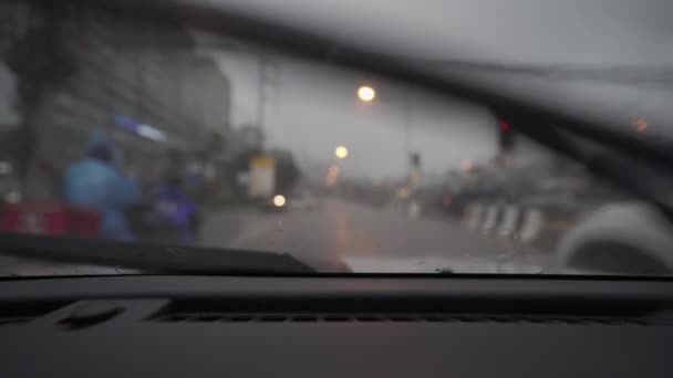 在雨天从车里拍下的录像 在晚上用美丽的灯光和防波堤在街上游荡 — 图库视频影像
