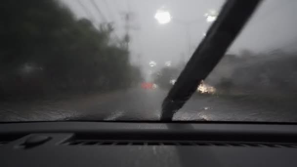 Nagranie Zrobione Wnętrza Samochodu Deszczowy Dzień Błąkające Się Nocą Ulicach — Wideo stockowe