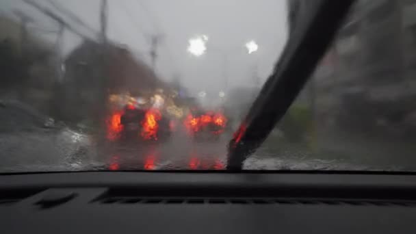 Nagranie Zrobione Wnętrza Samochodu Deszczowy Dzień Błąkające Się Nocą Ulicach — Wideo stockowe