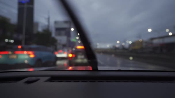 Vídeo Tirado Dentro Carro Dia Chuvoso Vagando Pelas Ruas Noite — Vídeo de Stock