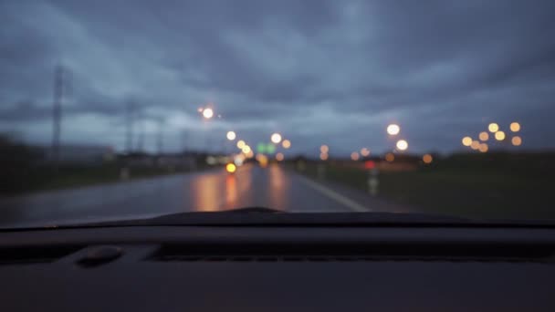 Видео Снято Изнутри Автомобиля Дождливый День Бродящего Улицам Ночью Красивыми — стоковое видео