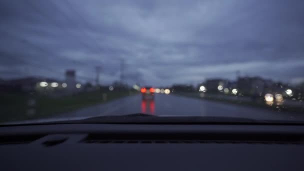 Video Genomen Vanuit Een Auto Een Regenachtige Dag Nachts Door — Stockvideo