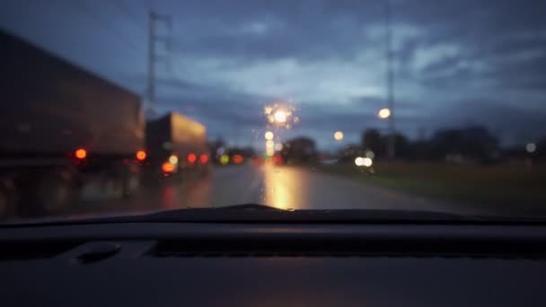 Yağmurlu Bir Günde Güzel Işıklar Bokeh Ile Gece Sokaklarda Dolaşan — Stok video