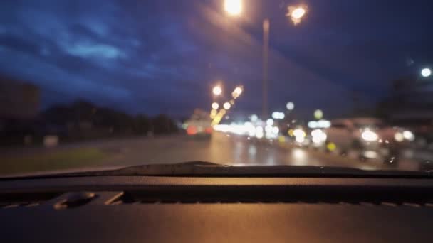 在雨天从车里拍下的录像 在晚上用美丽的灯光和防波堤在街上游荡 — 图库视频影像