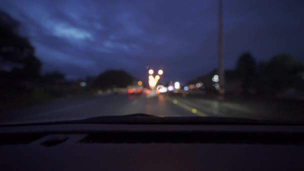 Vídeo Tirado Dentro Carro Dia Chuvoso Vagando Pelas Ruas Noite — Vídeo de Stock