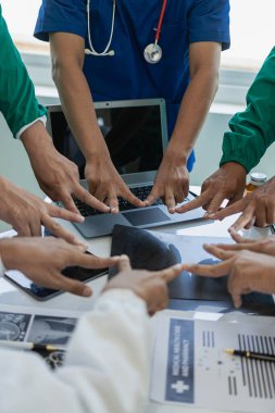 Başarı ve takıma güvenmek için hastanede işbirliği ve takım çalışması. Bilimsel işbirliği anlaşması el sıkışma anlaşması İnovasyon ve sözleşme araştırma laboratuvarı bilim adamları