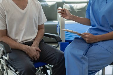 Ürologlar hastalara prostat sorunlarını tavsiye ederler. İdrar yolu kanserinin tedavisi ve erkek üreme organları erkek sağlığı sorunları kavramı.