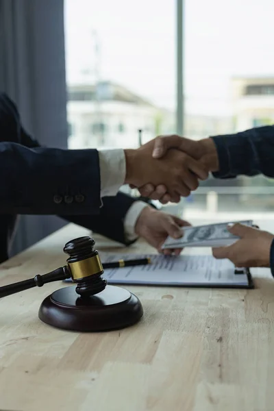 Lawyers receive money from employers, bribery, corruption, collection of money from operations before the signing of business joint venture agreements between officials. Close-up pictures