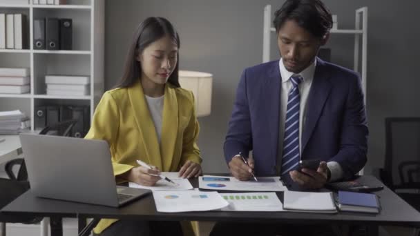 Marketinganalyse Buchhaltungsteam Teamarbeit Geschäftstreffen Während Sich Junge Asiatische Geschäftsleute Büro — Stockvideo