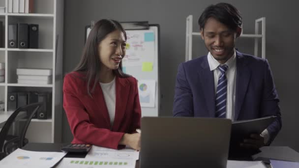마케팅 팀워크 비즈니스 사람들이 아시아 사업가 사무실에서 전략을 — 비디오