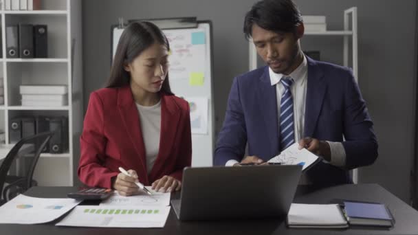 市场分析 会计团队 团队合作 商务会议当人们在与年轻的亚洲商人见面时 在办公室里一起规划业务策略 — 图库视频影像