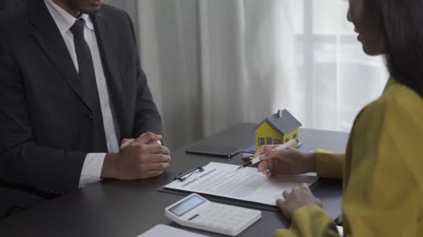 Agentes Imobiliários Oferecem Listas Preços Condições Para Compra Casas Imóveis — Vídeo de Stock