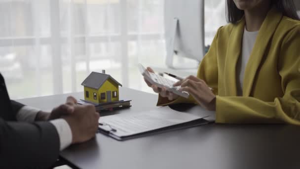 房地产经纪人提供购买房屋和房地产的价目表和条件 介绍住房样本项目的员工正在向客户投标住房项目 — 图库视频影像