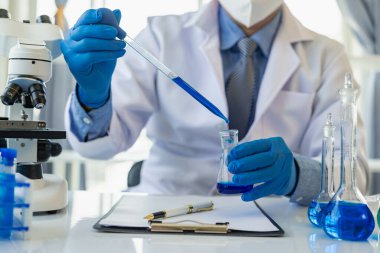 Bilim insanları mikrofiber, mikrobiyoloji, ilaç, sağlık, ilaç imalatı, bilim laboratuvarları, kimya, genetik, genler, nanomateryaller, nanoteknoloji araştırıyor. Yakın plan resimler.