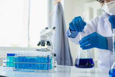 Bilim insanları mikrofiber, mikrobiyoloji, ilaç, sağlık, ilaç imalatı, bilim laboratuvarları, kimya, genetik, genler, nanomateryaller, nanoteknoloji araştırıyor. Yakın plan resimler.