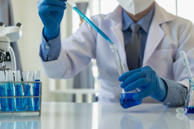 Bilim insanları mikrofiber, mikrobiyoloji, ilaç, sağlık, ilaç imalatı, bilim laboratuvarları, kimya, genetik, genler, nanomateryaller, nanoteknoloji araştırıyor. Yakın plan resimler.