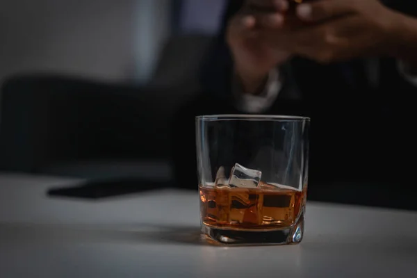 Geschäftsmann Anzug Trinkt Whisky Und Feiert Close Aufnahme Eines Alkoholischen — Stockfoto