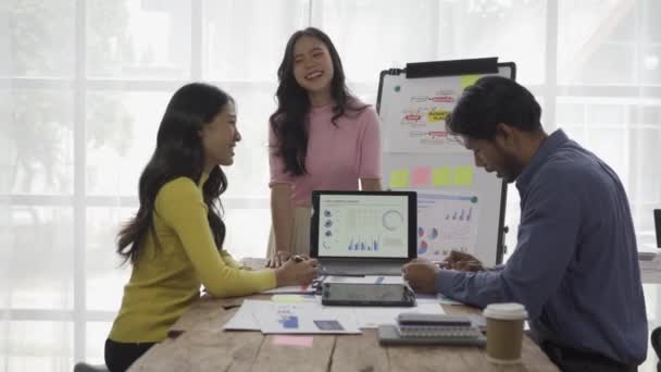 Ázsiai Üzletemberek Csoportja Akik Egy Üzleti Tervekről Szóló Megbeszélésen Dolgoznak — Stock videók