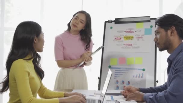 Grupo Empresários Asiáticos Trabalhando Uma Reunião Sobre Planos Negócios Apresentando — Vídeo de Stock
