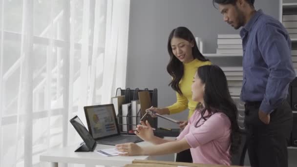Skupina Asijských Podnikatelů Kteří Pracují Setkání Obchodních Plánech Prezentují Vysvětlují — Stock video